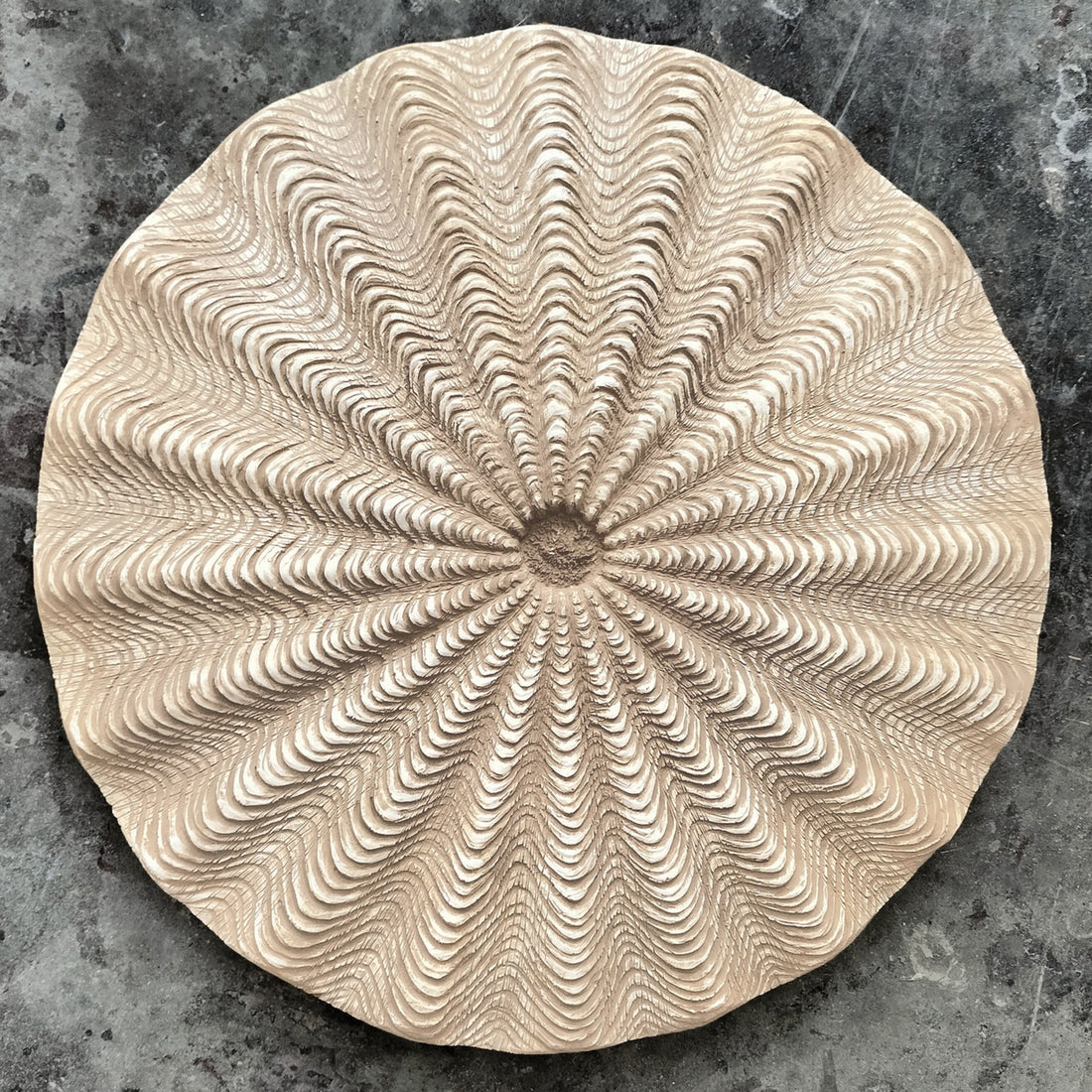 Basket 23.3&quot;D Medallion, Brown Wash