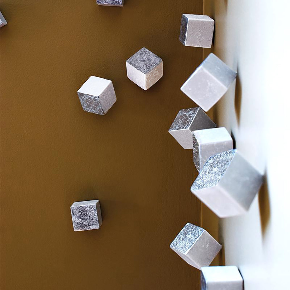Pivot Wall Play™ Silver Foil
