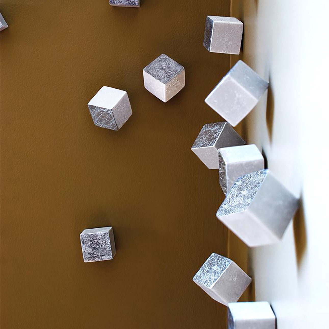 Pivot Wall Play™ Silver Foil